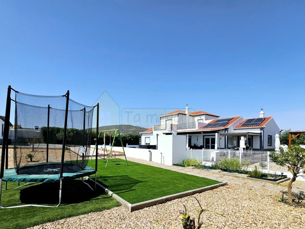 Makellose Villa mit 4 Schlafzimmern, Pool und Garage in der Nähe von Olhão