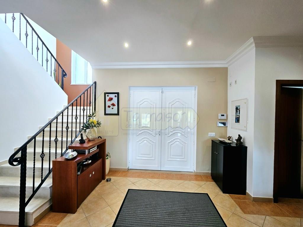 Makellose Villa mit 4 Schlafzimmern, Pool und Garage in der Nähe von Olhão