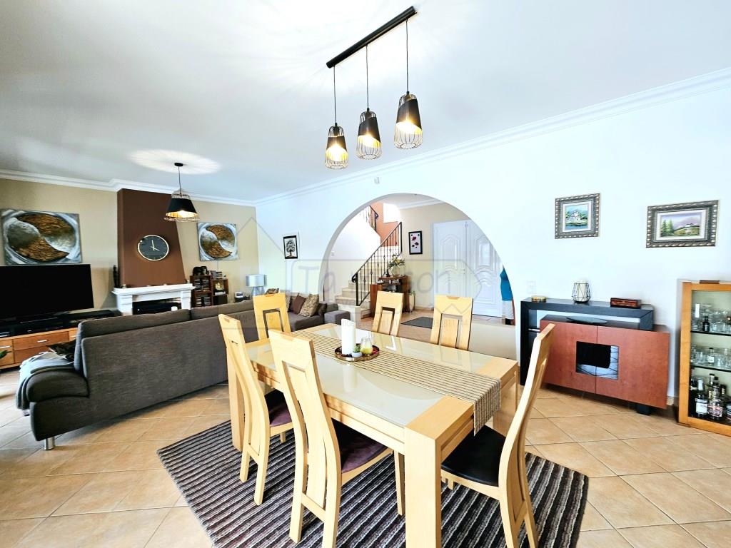 Makellose Villa mit 4 Schlafzimmern, Pool und Garage in der Nähe von Olhão