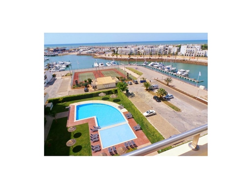 Luxury apartment located in the Marina of Vilamoura, inserted in a condominium of reference.