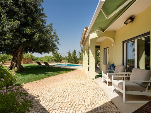 Magnificent 4bedrooms villa located 5mn from Shopping da Guia, 15mn from Albufeira and 15mn from the