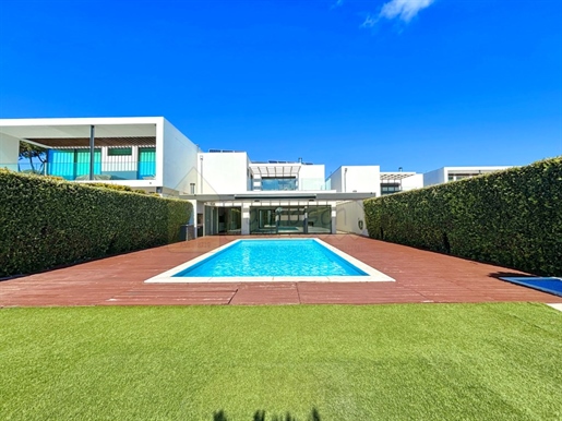 Villa with 4 bedrooms, located in Vilamoura Ténis, Vilamoura, Algarve