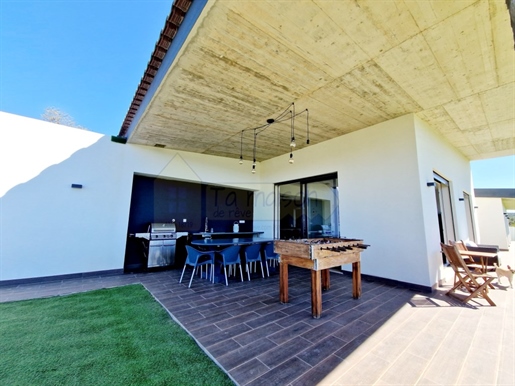 Magnificent contemporary 4 bedrooms villa located 10mn from Loulé in a dominant position with specta