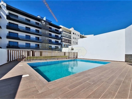 Last 3 bedroom flat with pool and parking