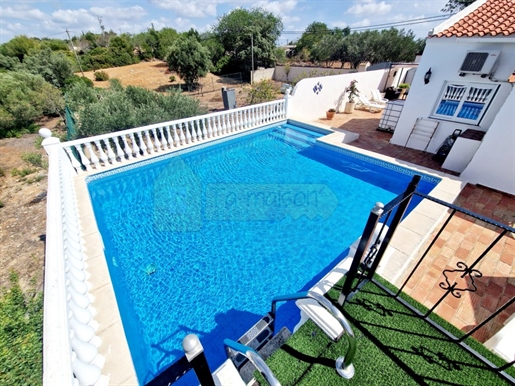 Charming single storey house located 10mn from the city of Loulé, with stunning views over the count