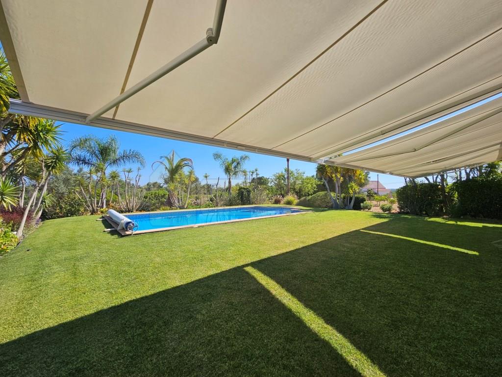 Beautiful 4 bedrooms villa with pool and big plot.