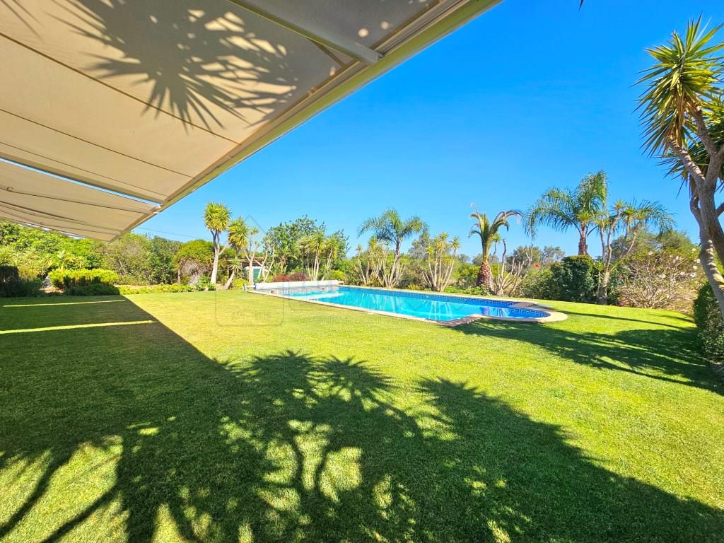 Beautiful 4 bedrooms villa with pool and big plot.