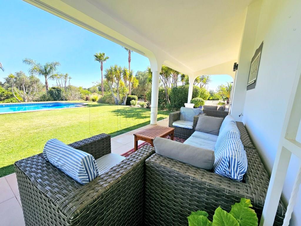 Beautiful 4 bedrooms villa with pool and big plot.