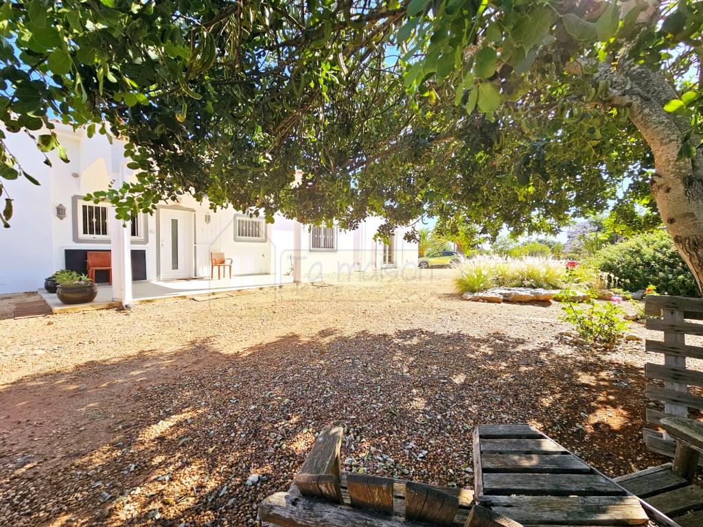 Beautiful 4 bedrooms villa with pool and big plot.