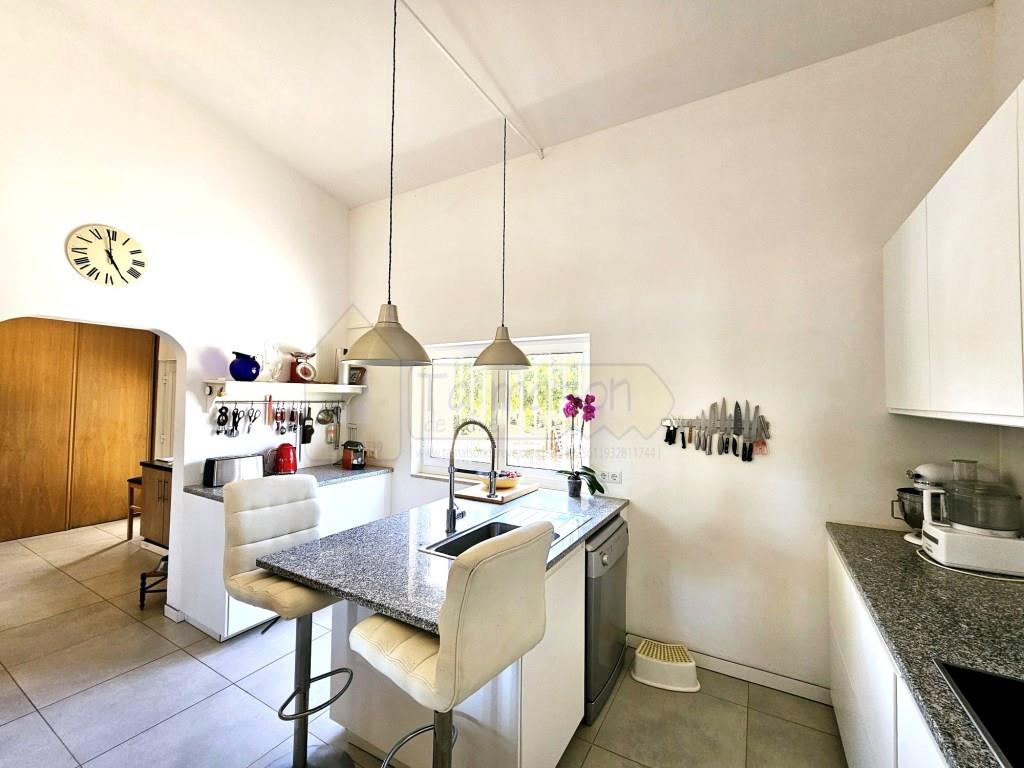 Beautiful 4 bedrooms villa with pool and big plot.
