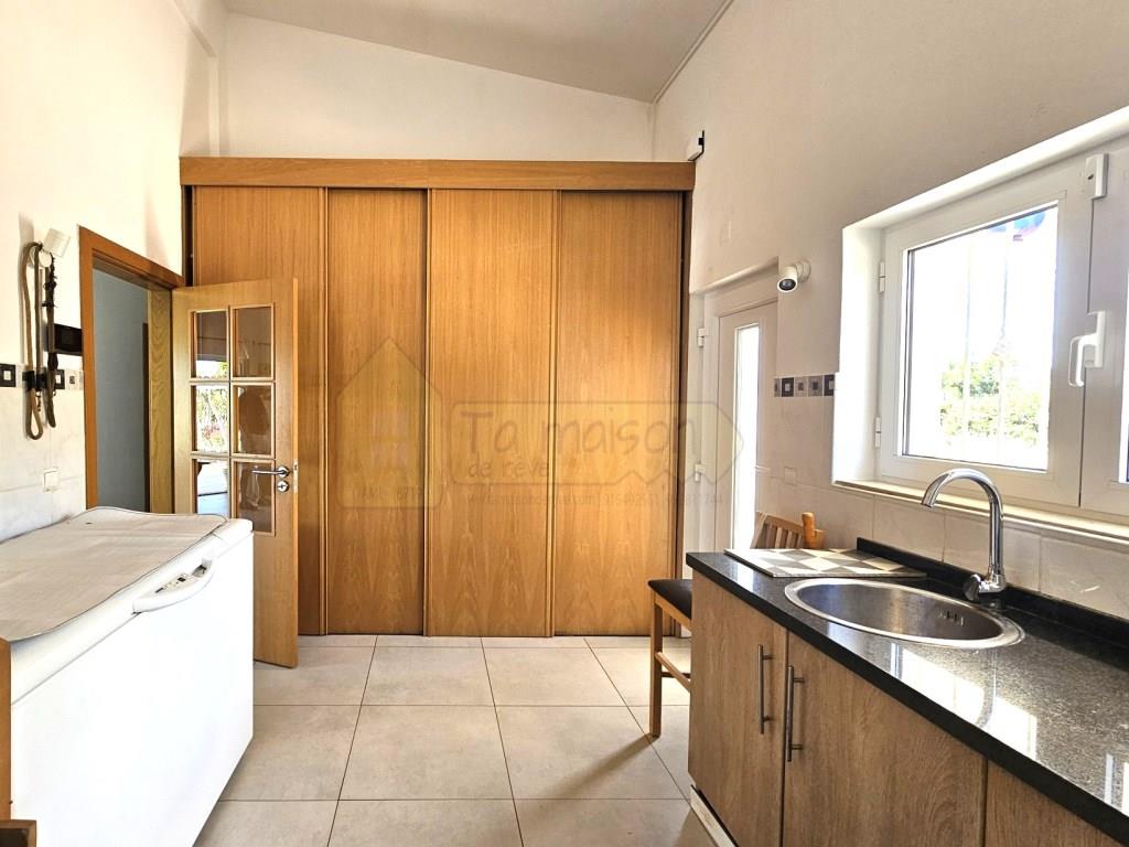 Beautiful 4 bedrooms villa with pool and big plot.