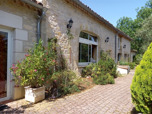 Région Proche Cahors -Ensemble immobilier en pierre rénové, avec piscine, sur 22000m²