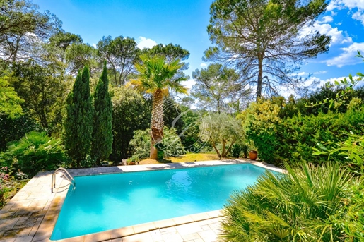 Taradeau beautiful traditional villa with swimming pool on a wooded plot