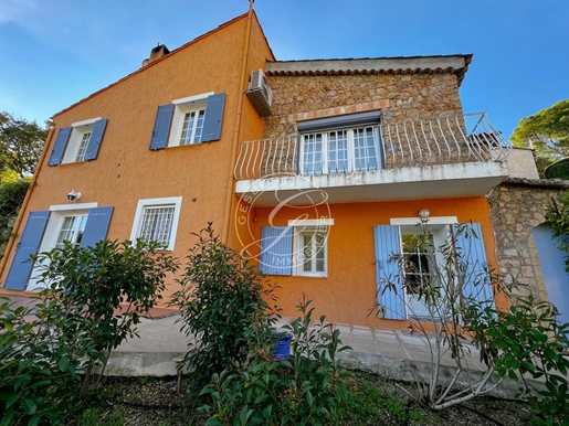 Taradeau, detached house with lots of charm and open views