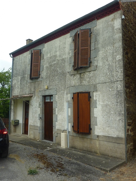 À Saint-Sornin-La-Marche, maison de village à rénover