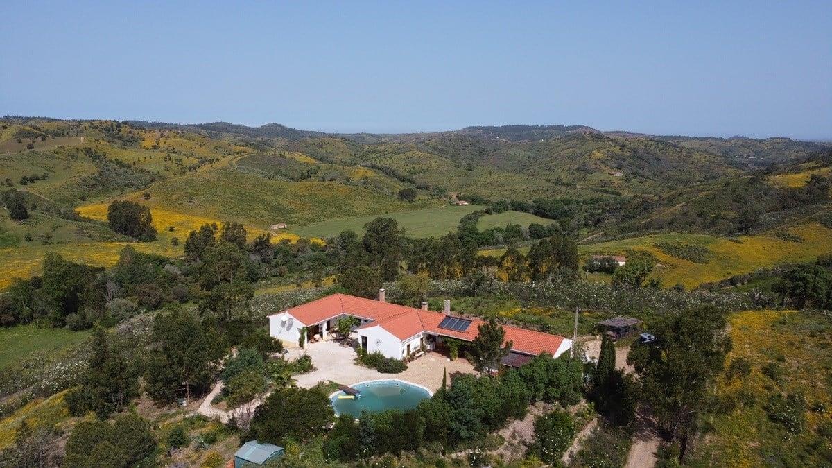 Exklusiv - Landhaus mit 3 Schlafzimmern und 2,9 ha Land zu verkaufen - zwischen São Teotónio und Sa