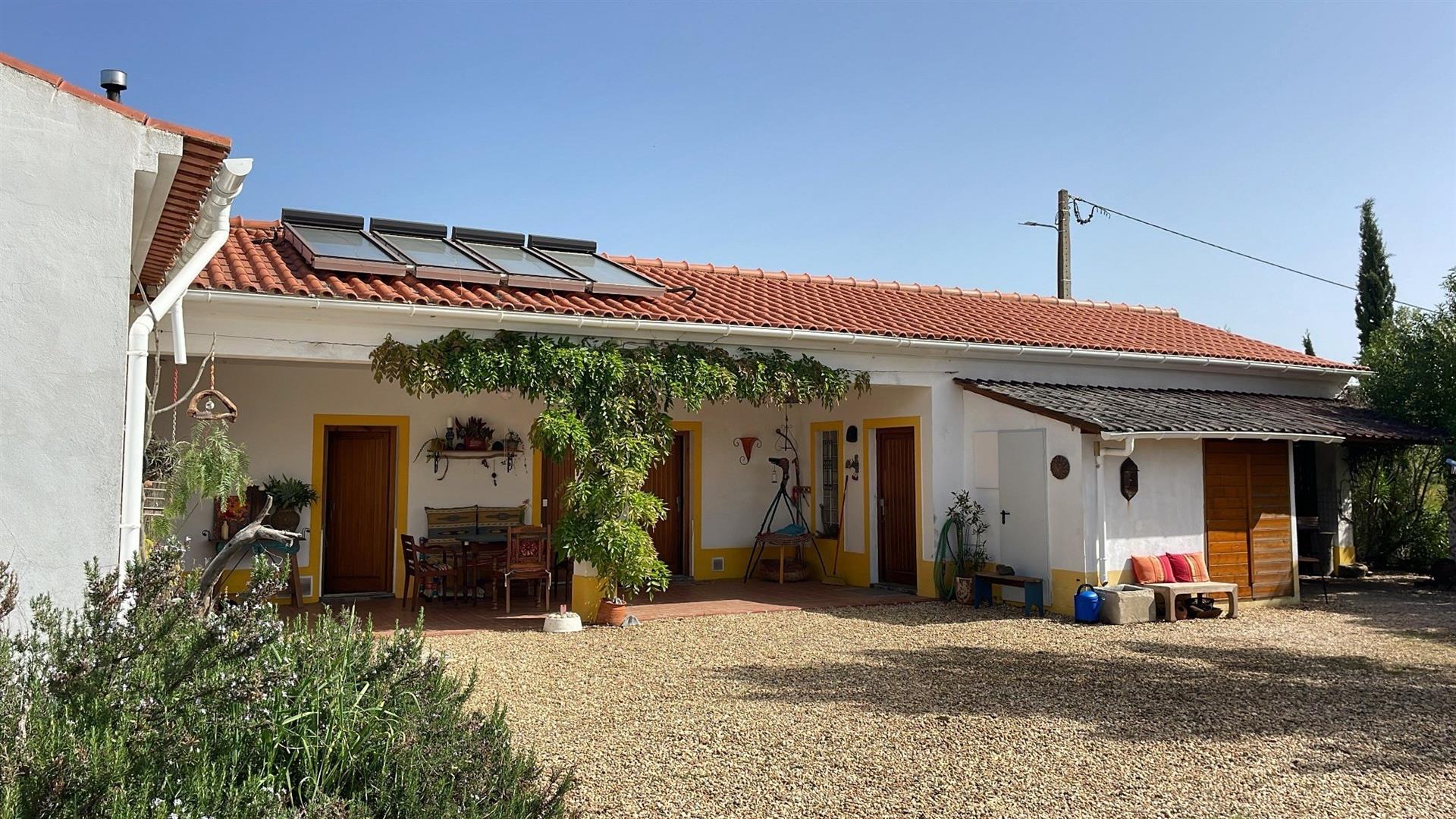 Exklusiv - Landhaus mit 3 Schlafzimmern und 2,9 ha Land zu verkaufen - zwischen São Teotónio und Sa