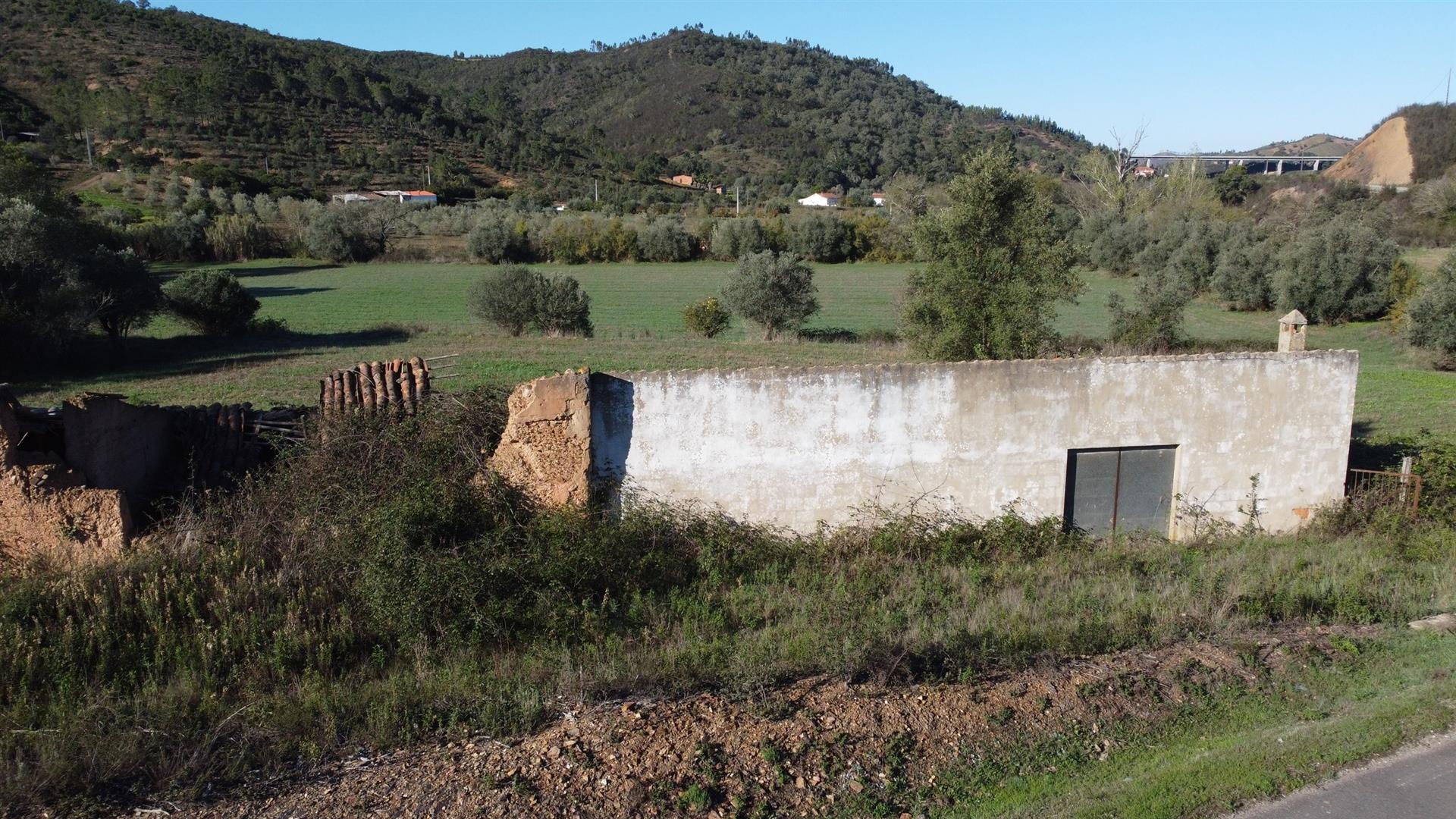 Exclusivo - Propriedade rural com 5 ruínas, 2 lagos e 143 hectares de terreno