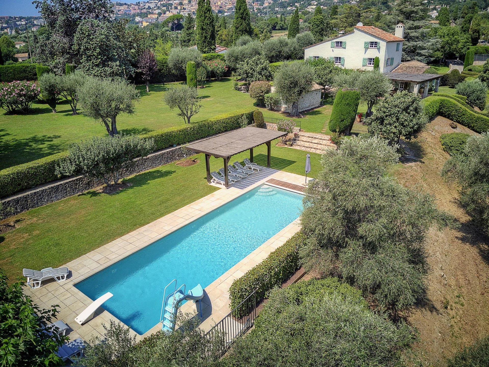À vendre - Grasse 5 chambres avec un studio, un terrain de tennis et une piscine