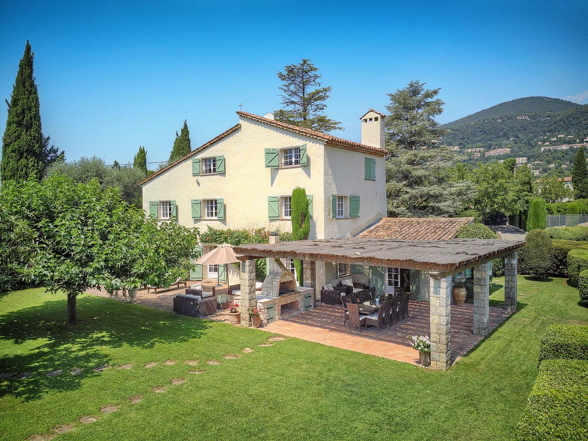 À vendre - Grasse 5 chambres avec un studio, un terrain de tennis et une piscine