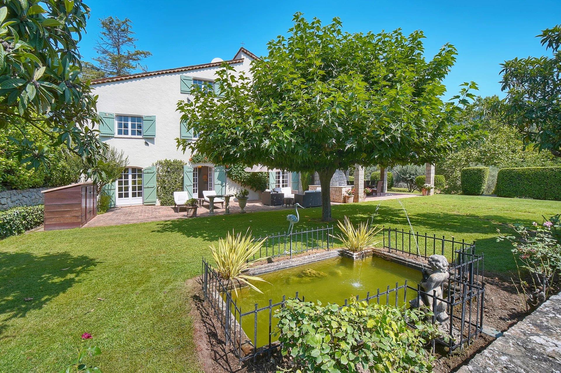 À vendre - Grasse 5 chambres avec un studio, un terrain de tennis et une piscine