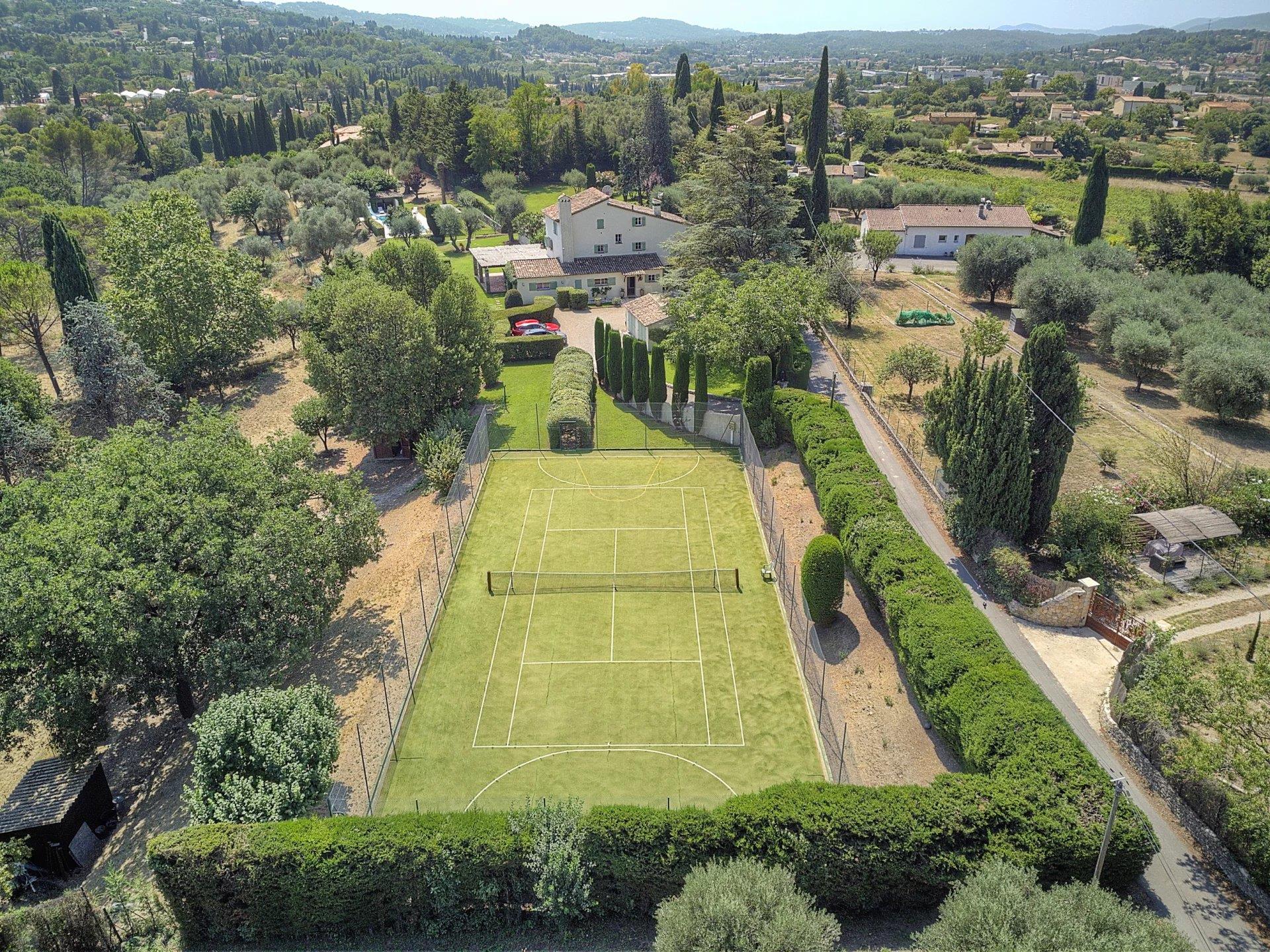 À vendre - Grasse 5 chambres avec un studio, un terrain de tennis et une piscine
