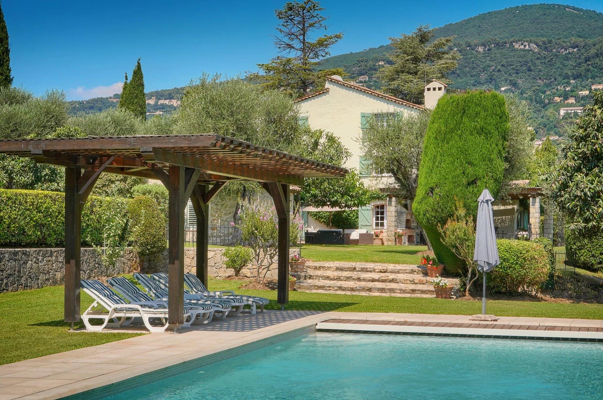 À vendre - Grasse 5 chambres avec un studio, un terrain de tennis et une piscine