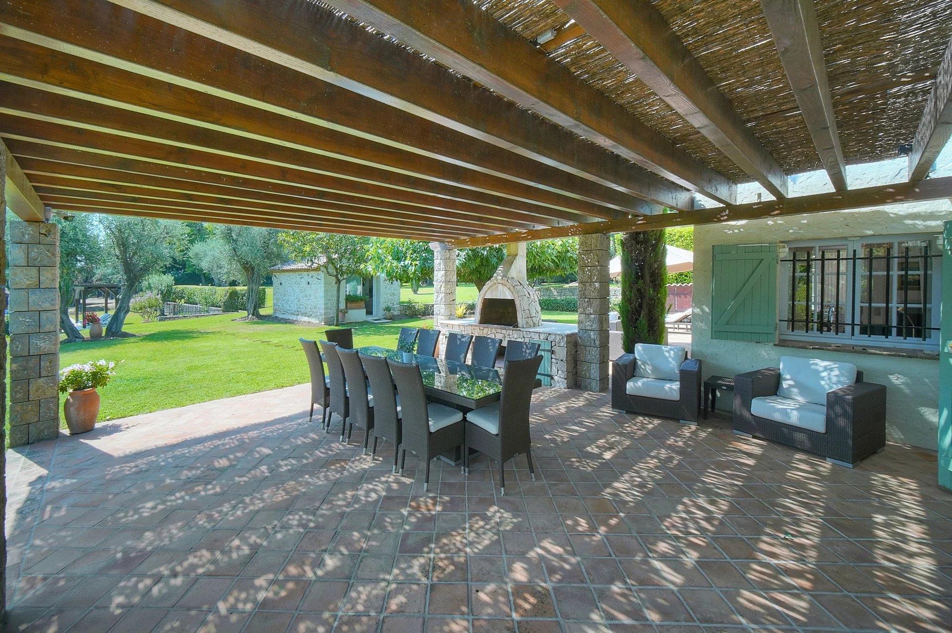 À vendre - Grasse 5 chambres avec un studio, un terrain de tennis et une piscine