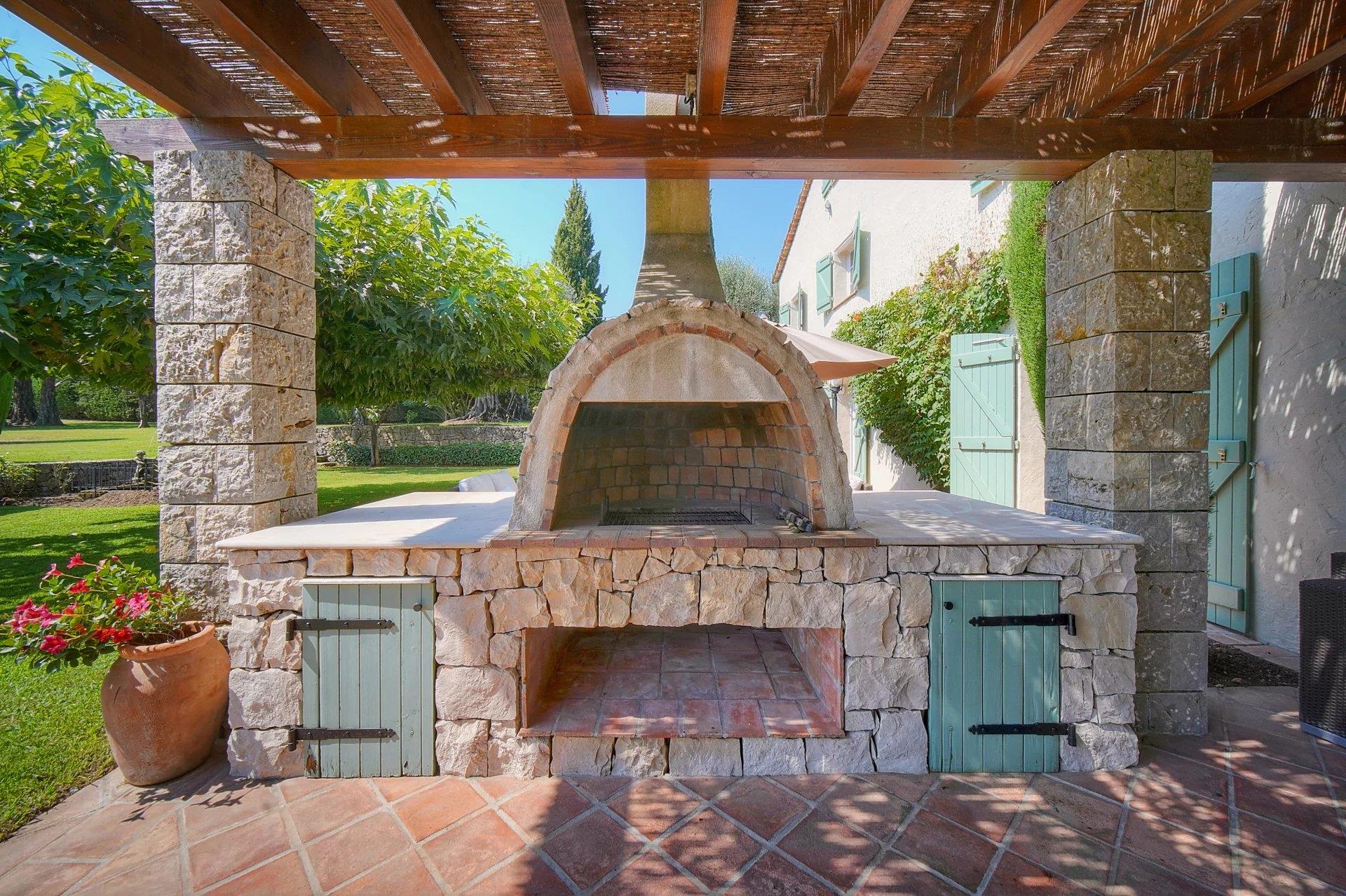 À vendre - Grasse 5 chambres avec un studio, un terrain de tennis et une piscine