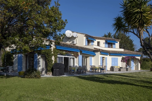 A vendre Roquefort les Pins - Maison familiale de 333m2 avec vue mer