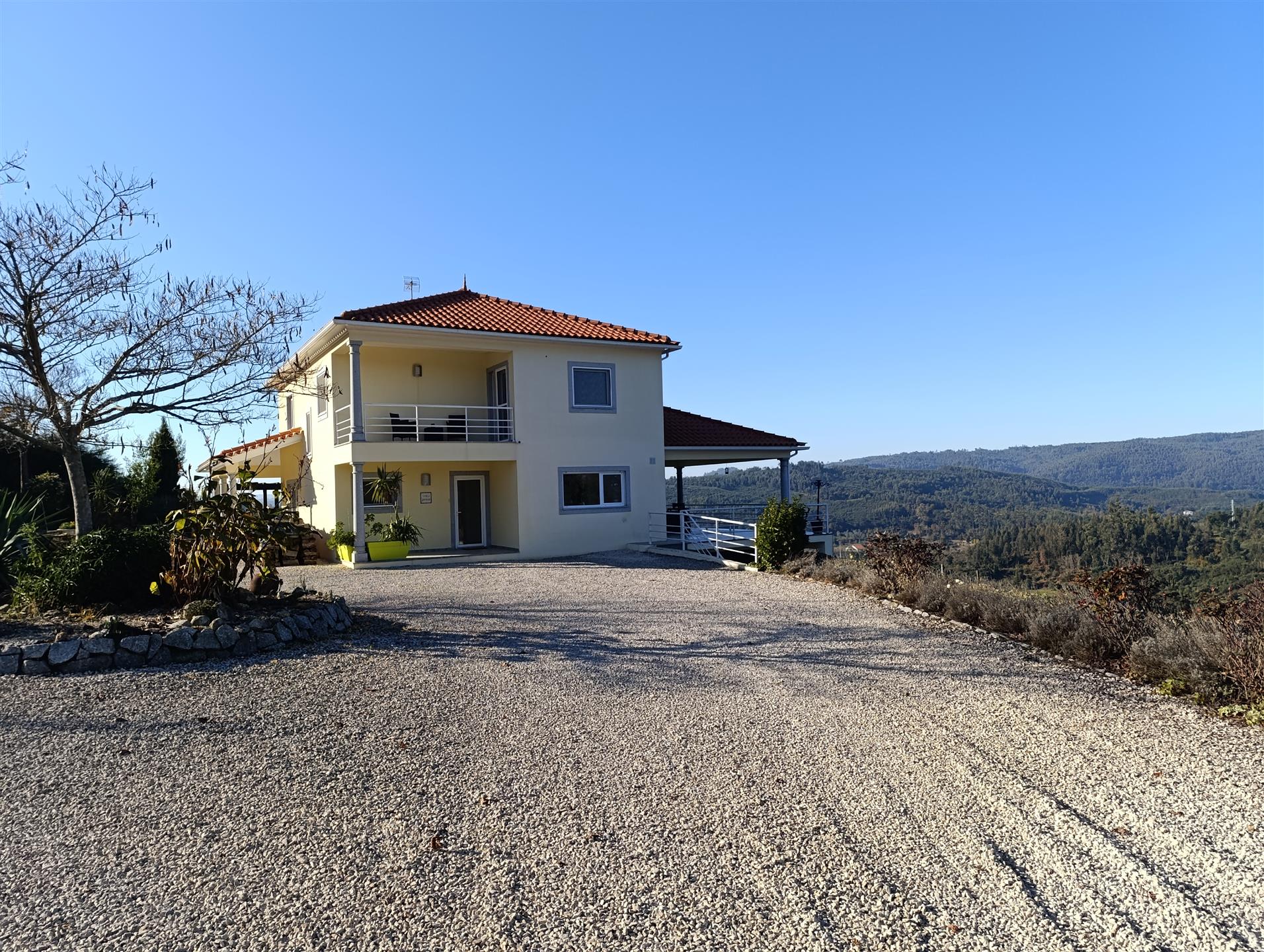 Vrijstaand huis te koop in Rua das Pinheirais
