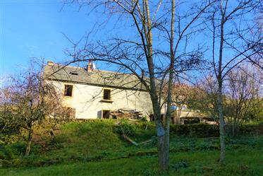 Small isolated farmhouse with spring surrounded by 3.7 hectares- Conques area