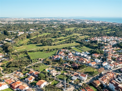 Terreno urbano com projeto para construção de moradia no Estoril junto ao Clube de Golf