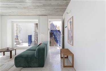 Un appartement unique de deux chambres de 100 m² avec sa propre terrasse privée et une vue sur la ri