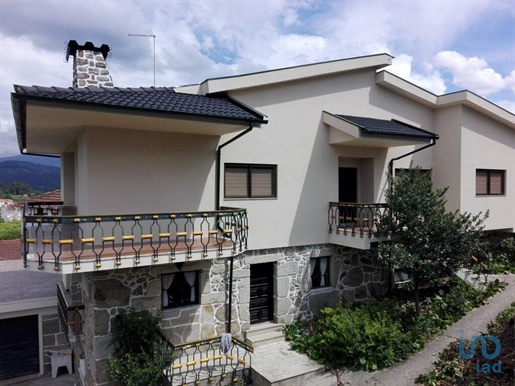 Home / Villa with 6 Rooms in Braga with 397,00 m²