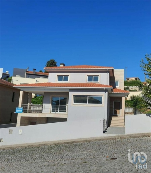 Home / Villa with 3 Rooms in Porto with 240,00 m²