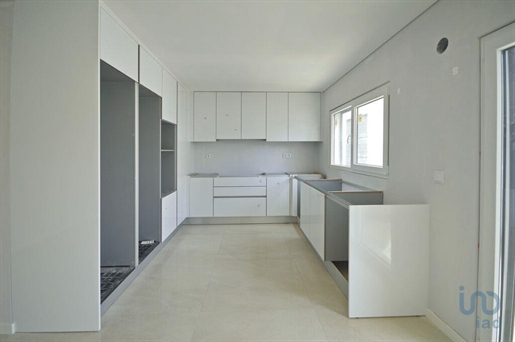 Huis met 4 Kamers in Setúbal met 224,00 m²