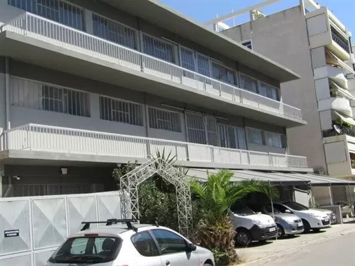 4-Storey building for sale in Moschato.