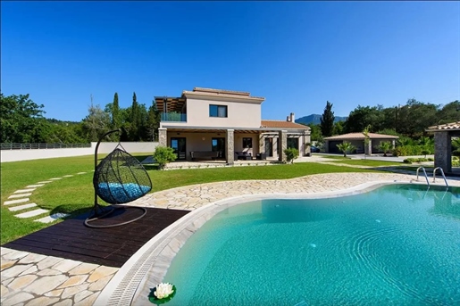 Villa à vendre sur l’île de Corfou / région de Dassia avec piscine