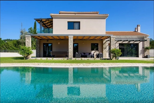 Villa à vendre sur l’île de Corfou / région de Dassia avec piscine