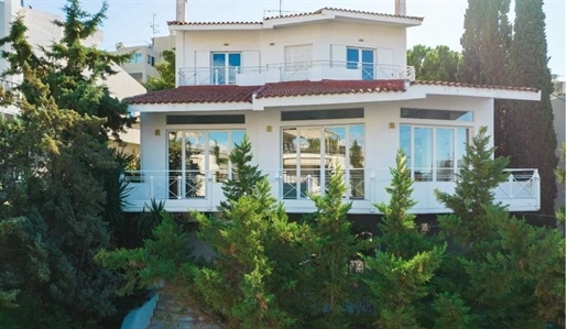 Spacious detached house in Voula with a beautiful garden.