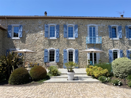 Till salu stor fastighet med affärspotential och pool i Ausson, Haute Garonne