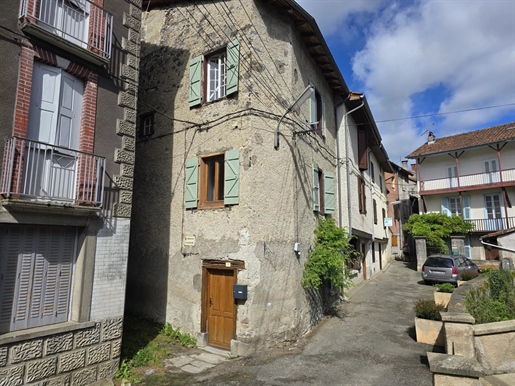 Vente, à Seix Une maison de village rénovée avec 4 chambres et balcon mais pas de jardin.