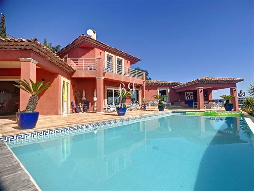 Te koop villa op de golfbaan van Ste Maxime met prachtig zeezicht richting St Tropez en aan de ander