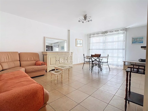 Apartment with 2 bedrooms in the center town of Sainte Maxime!