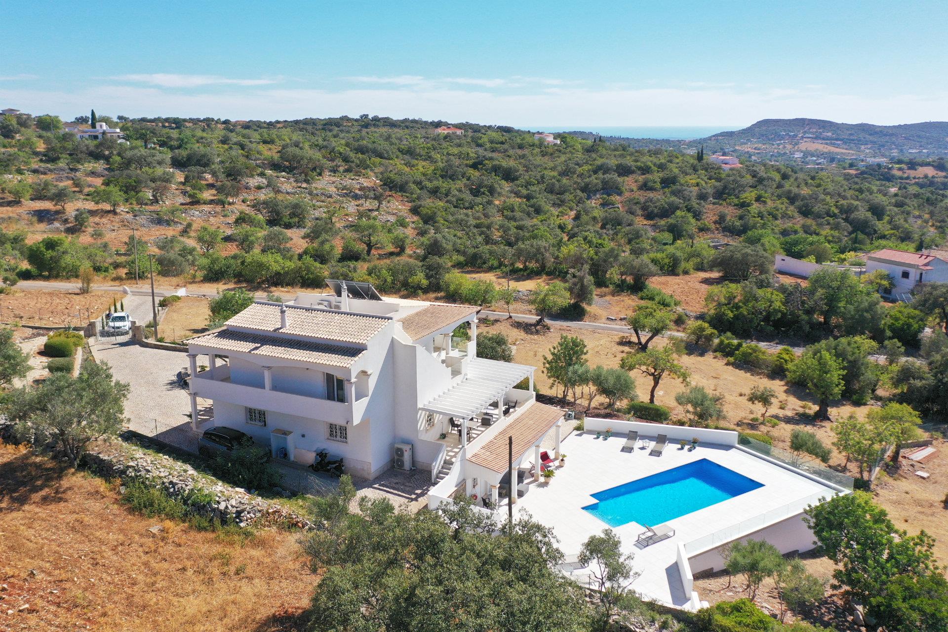 Schöne zeitgenössische Villa mit 4 Schlafzimmern und herrlichem Blick auf die umliegende Natur und 