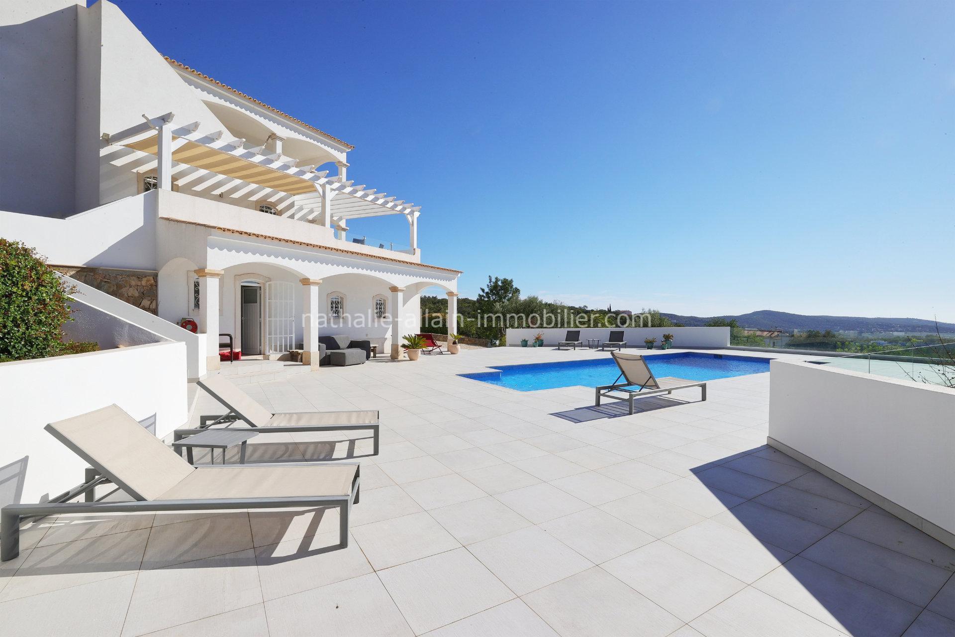 Schöne zeitgenössische Villa mit 4 Schlafzimmern und herrlichem Blick auf die umliegende Natur und 