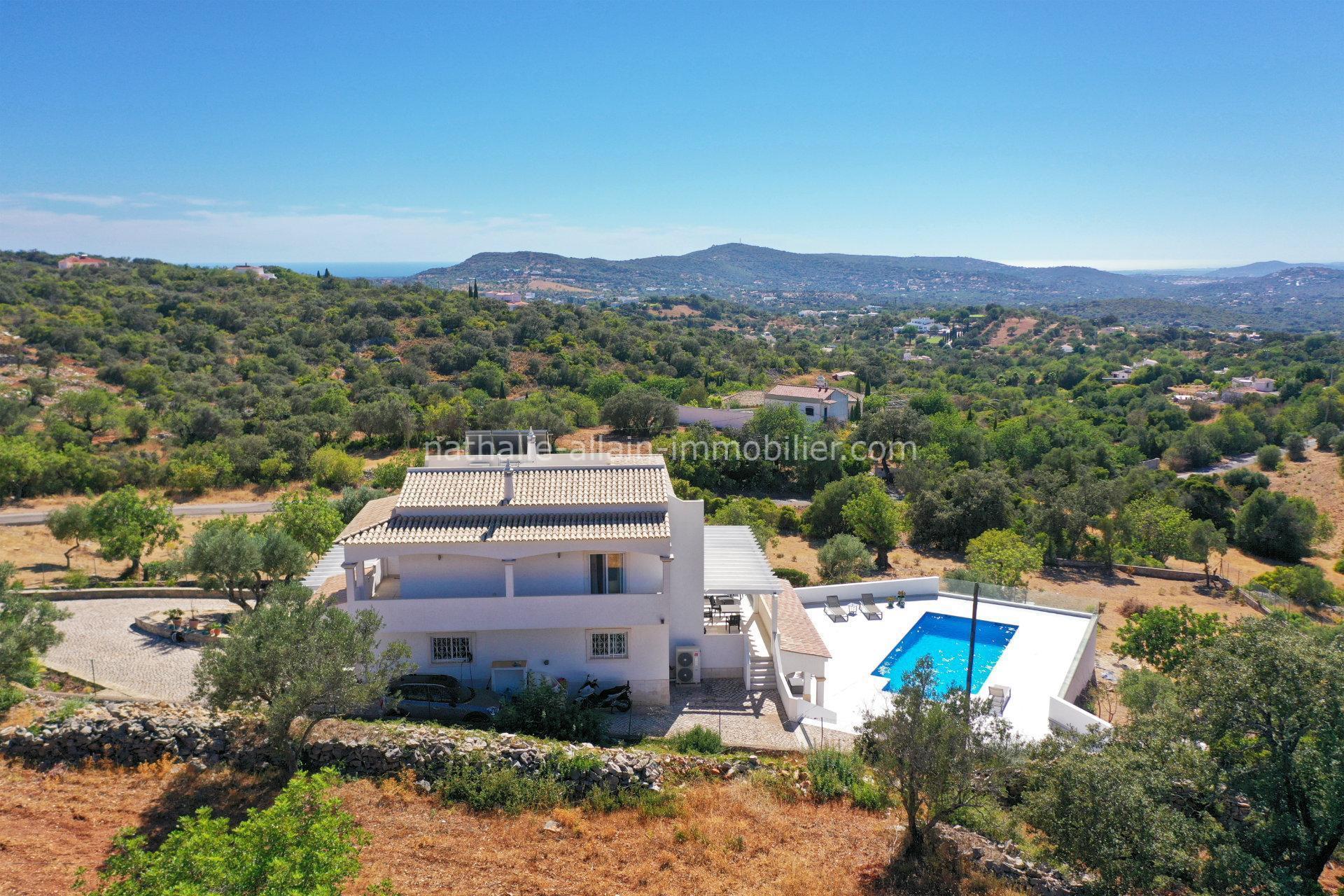 Schöne zeitgenössische Villa mit 4 Schlafzimmern und herrlichem Blick auf die umliegende Natur und 