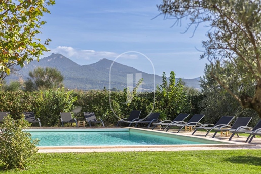 Mas Provençal du 19e Siècle avec beau jardin et piscine à vendre proche de courthézon