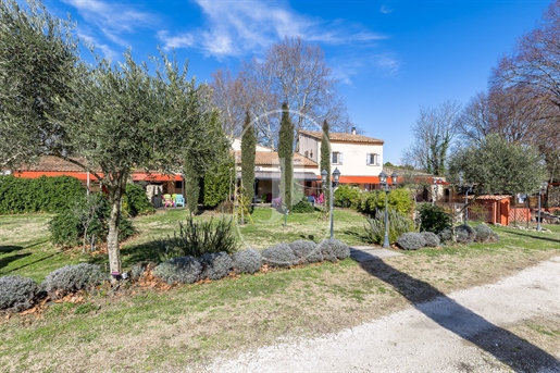 Beautiful property with swimming pool and annexes near L'Isle-su